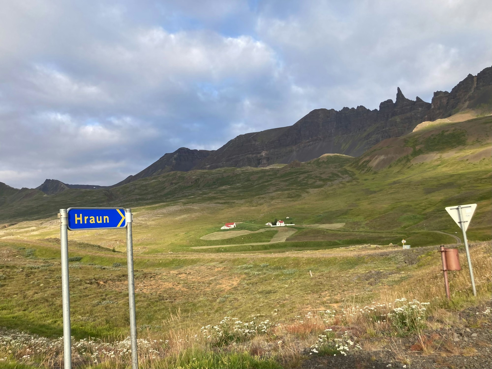Señal de tráfico en un valle verde de Islandia