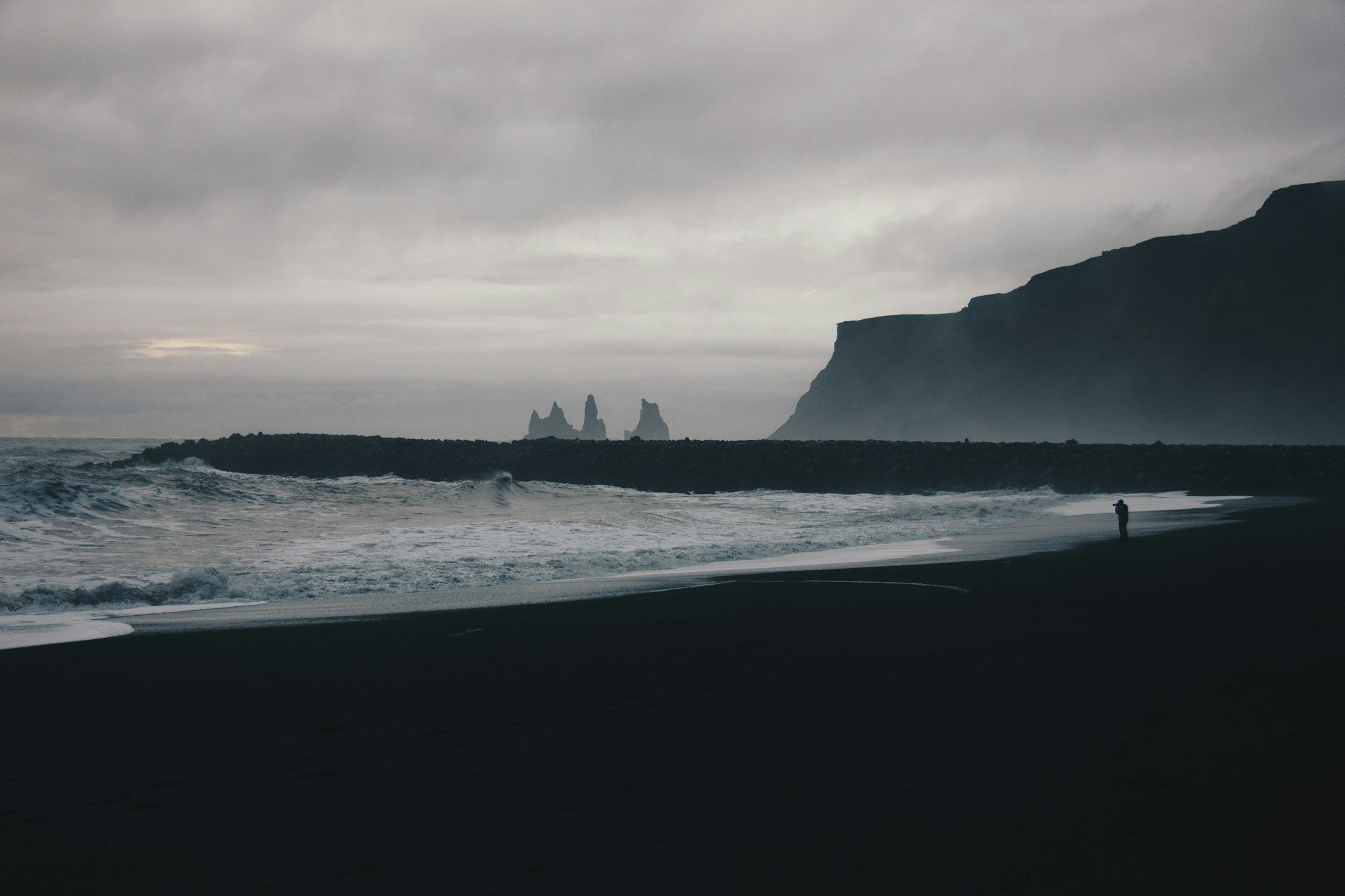 Playa de arena negra de Reynisfjara azotada por las olas, costa sur de Islandia