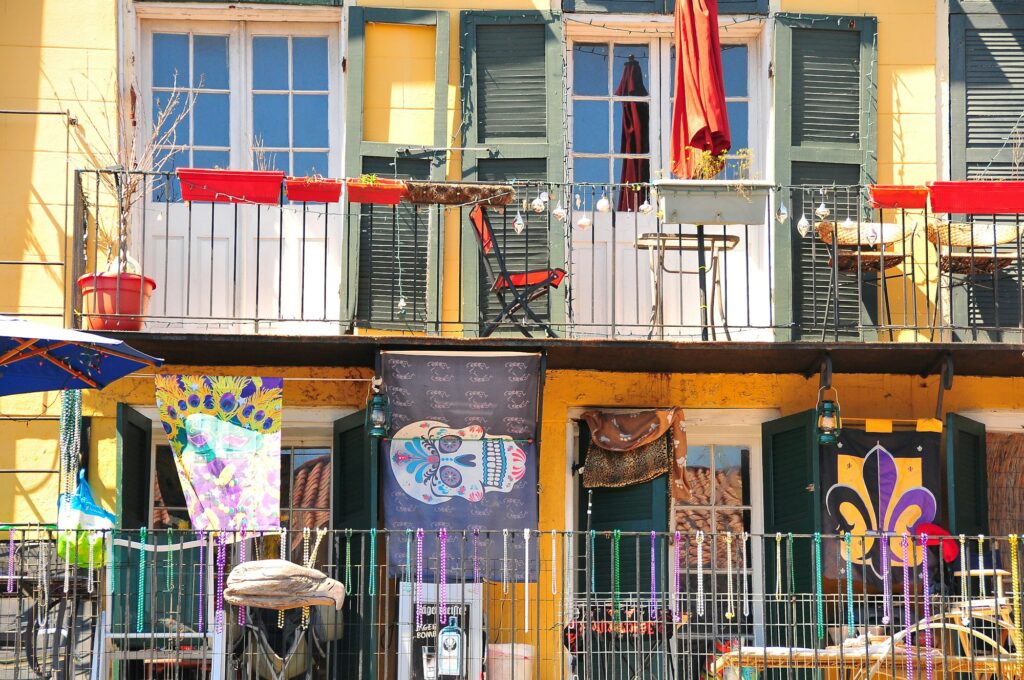 Balcons en fer forgé du Vieux Carré décorés pour Mardi Gras à La Nouvelle-Orléans