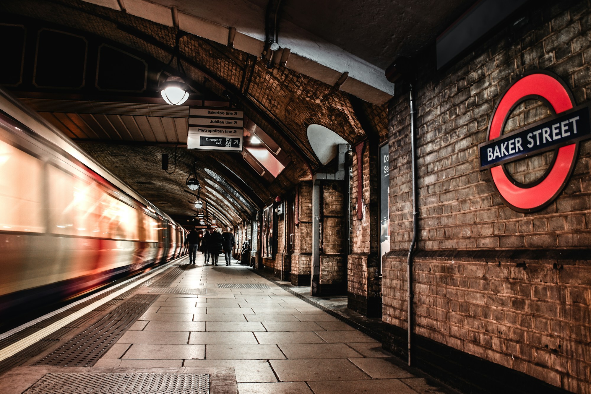 Bahnsteig der Station Baker Street in London, an der Metropolitan Line Richtung Wembley Park