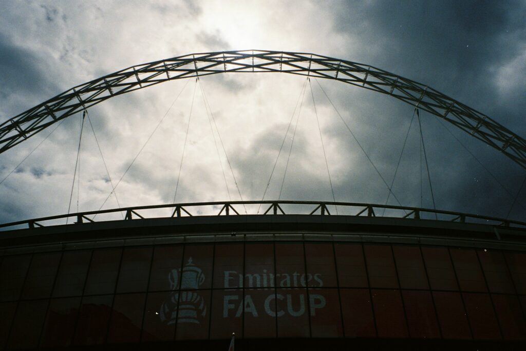 L'arche de Wembley Stadium sous un ciel nuageux, à Londres