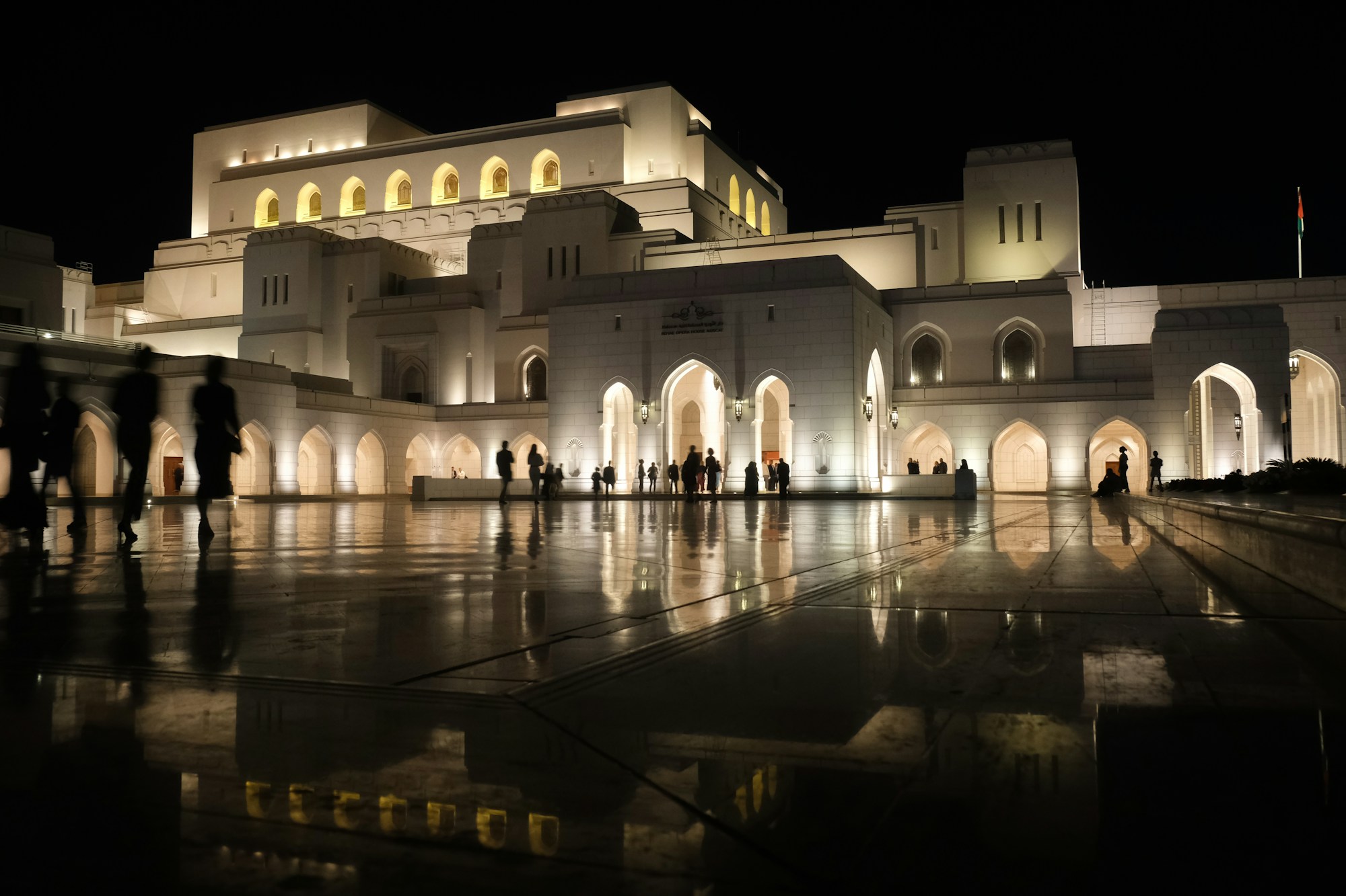 Das Royal Opera House Muscat bei Nacht beleuchtet