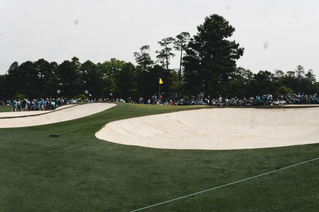 Golf professionnel en tournoi avec spectateurs au bord du green