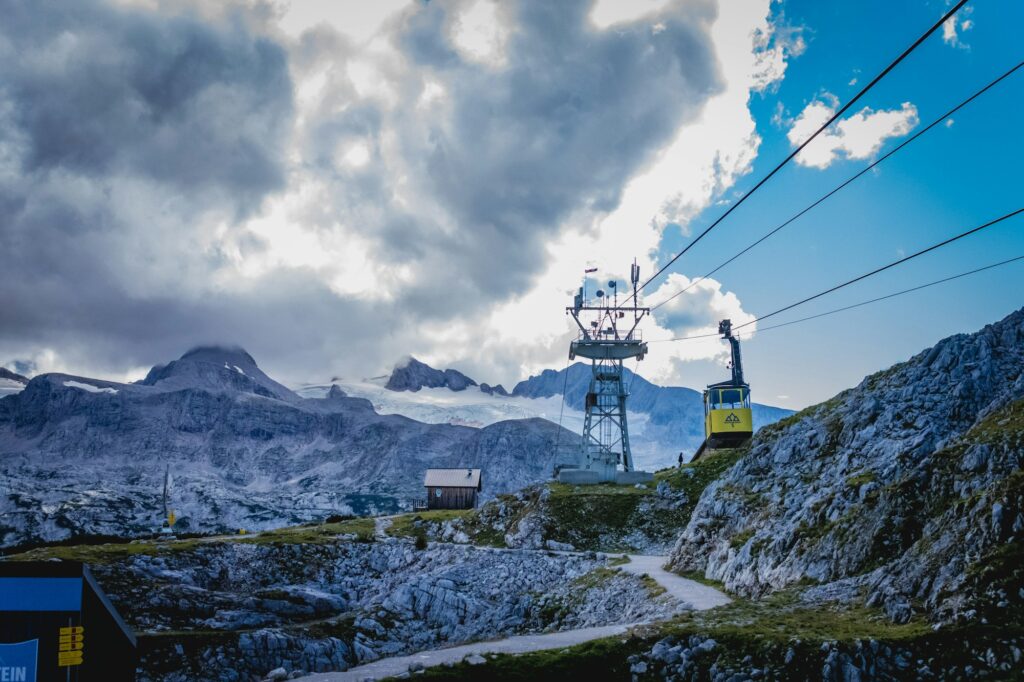 Téléphérique au-dessus d’un paysage de haute montagne enneigé dans les Alpes