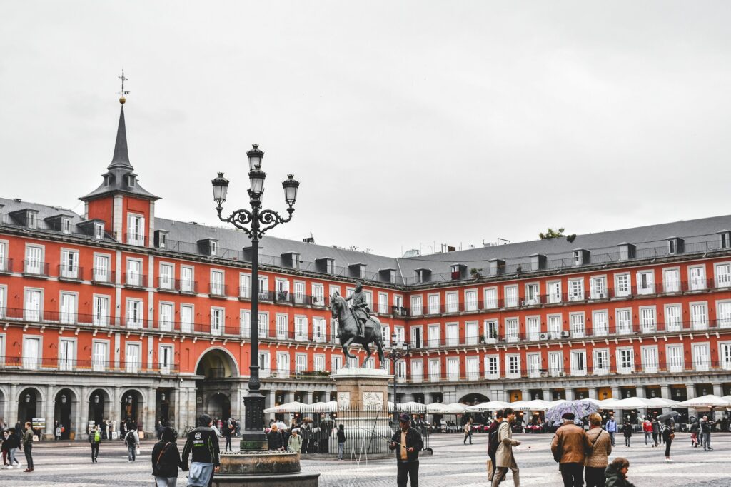 Plaza Mayor à Madrid, ville fériée le lundi 2 novembre 2026