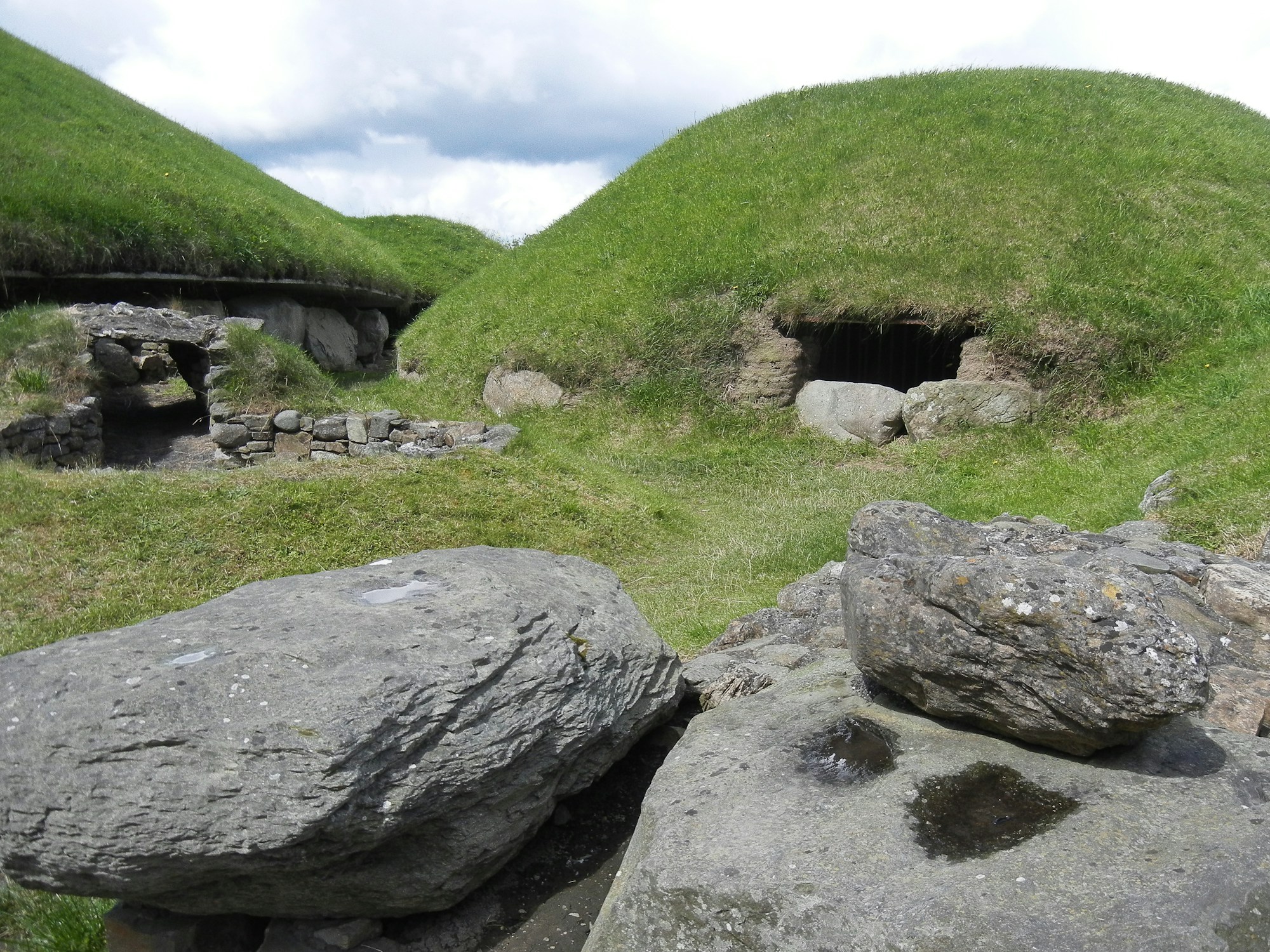 Cours d’eau traversant les prairies de Knowth, dans le comté de Meath, en Irlande