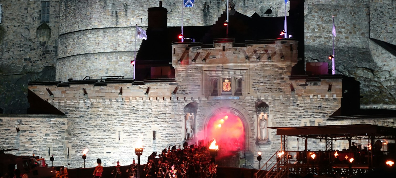 Le château d'Édimbourg illuminé au-dessus de l'Esplanade pendant le Tattoo