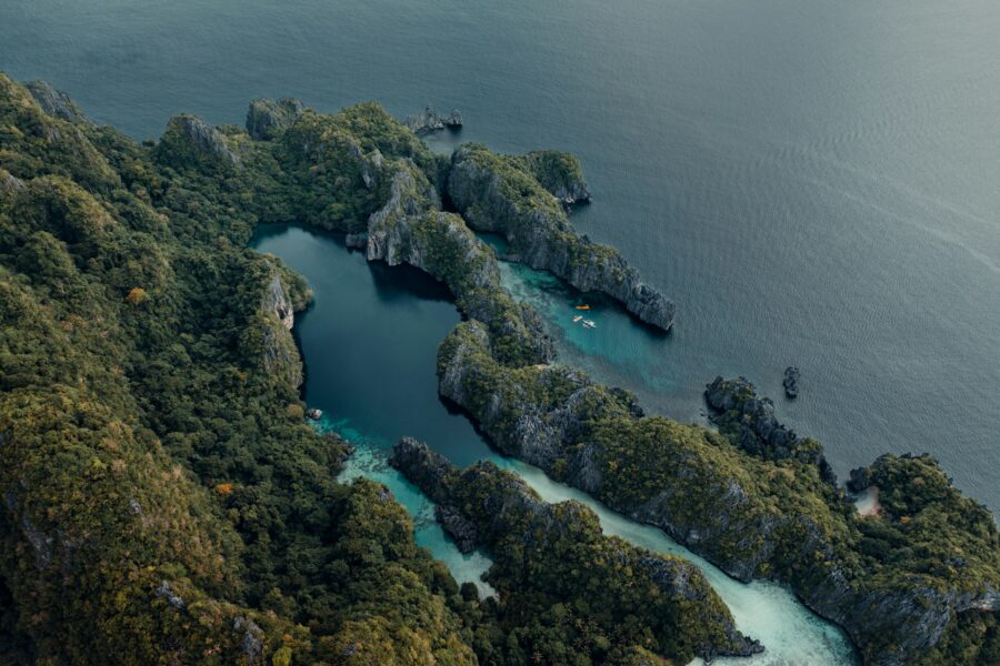 Îles karstiques de Palawan émergeant d'une mer turquoise, aux Philippines