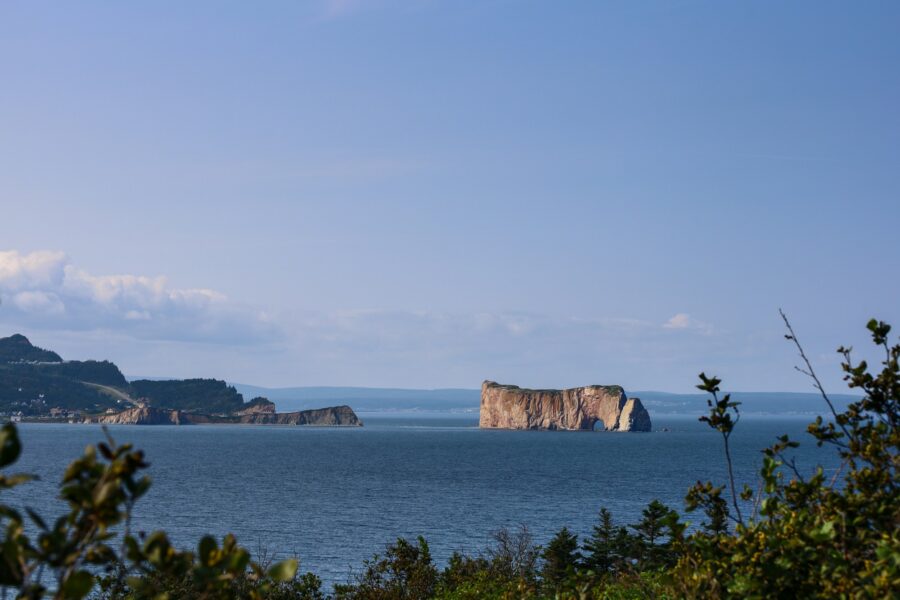 Le rocher Percé et son arche naturelle vus depuis l'île Bonaventure, en Gaspésie