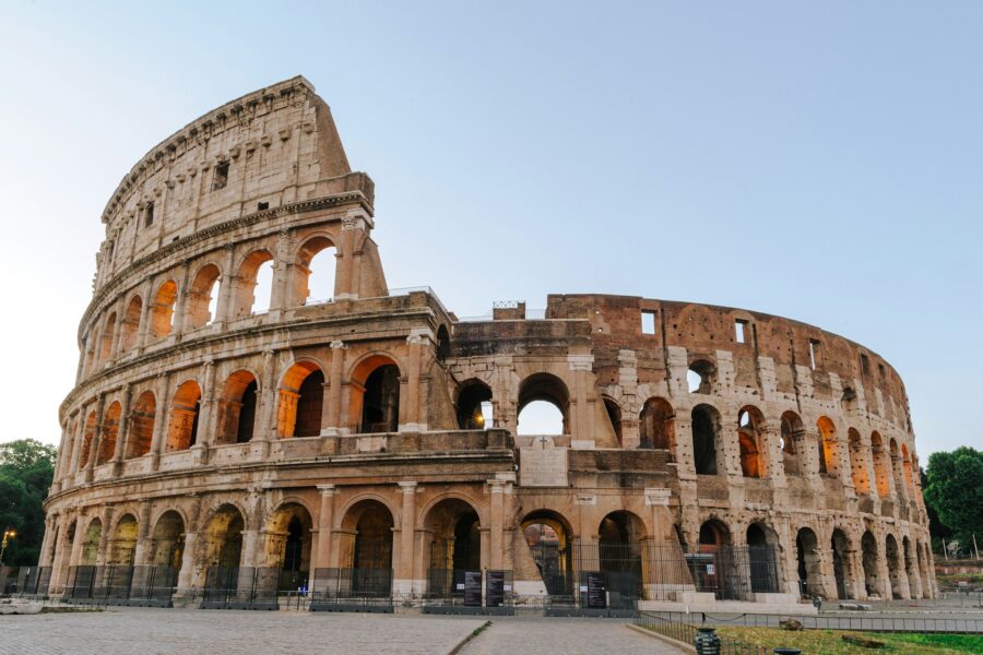 Le Colisée à Rome au lever du jour sous un ciel dégagé