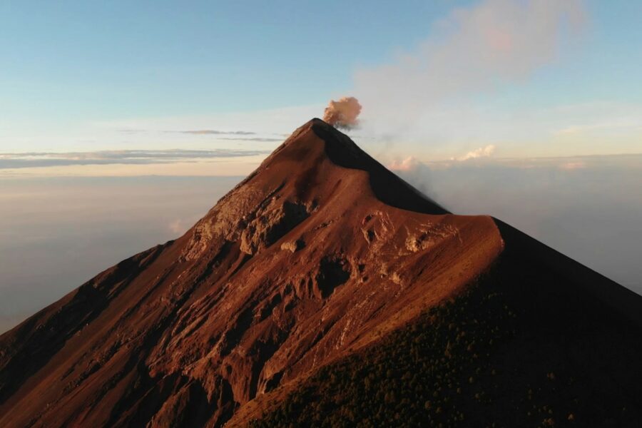 Le volcan Fuego en éruption, vu depuis les pentes de l'Acatenango au Guatemala