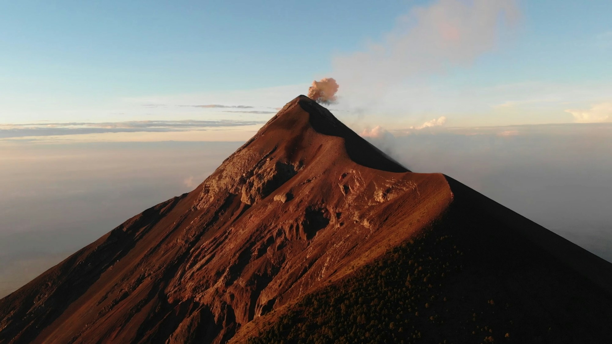 Il vulcano de Fuego in eruzione, visto dall'Acatenango in Guatemala
