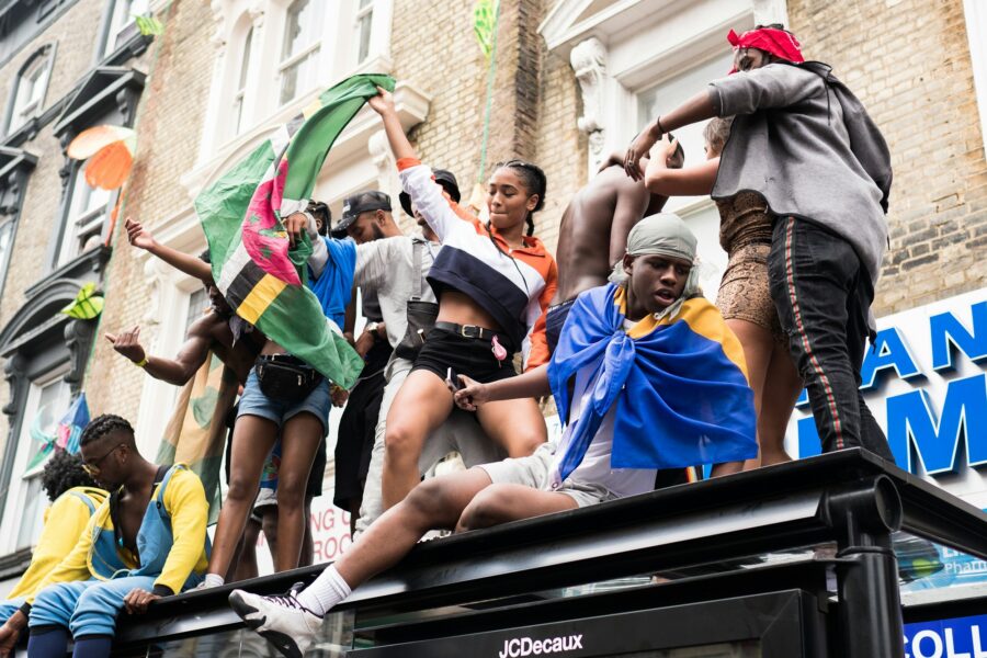 Foule et char décoré dans les rues de Notting Hill pendant le carnaval de Londres