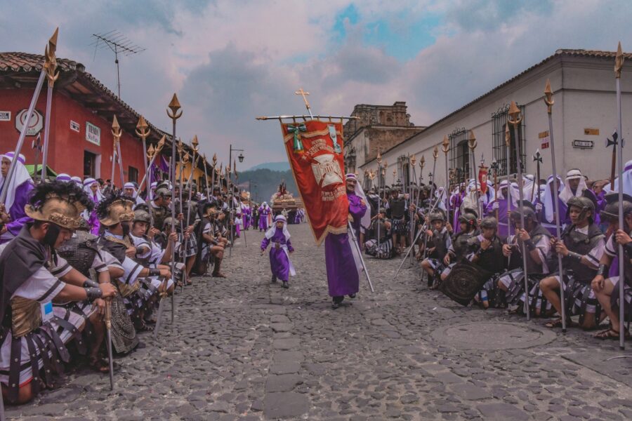 Procession de Jesús Nazareno le Vendredi saint dans une rue pavée d'Antigua Guatemala, devant l'église de La Merced