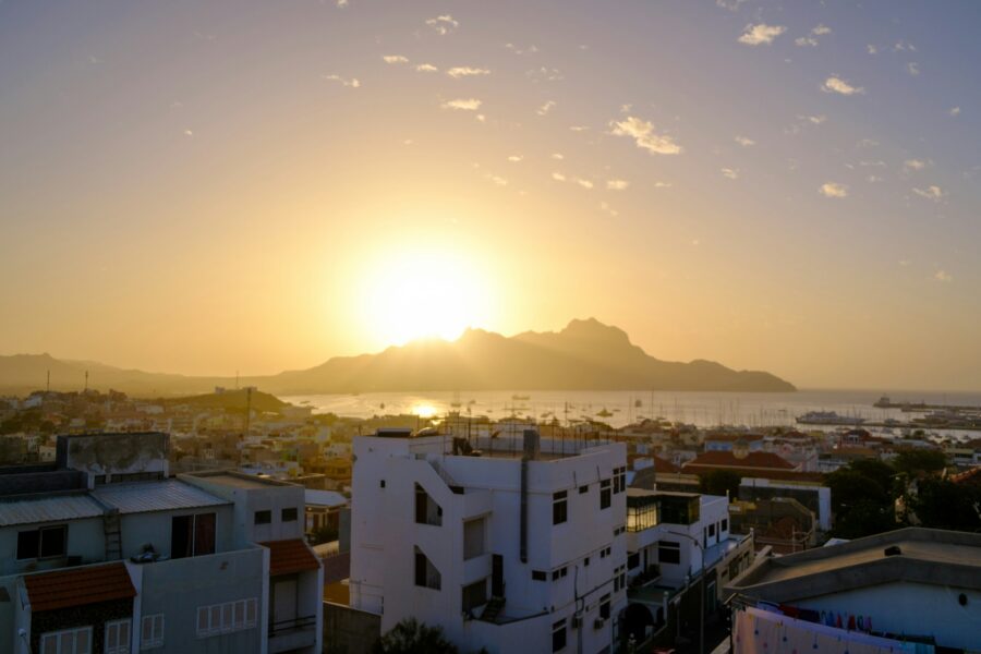 Coucher de soleil derrière le Monte Cara, la montagne qui ferme la baie de Mindelo au Cap-Vert