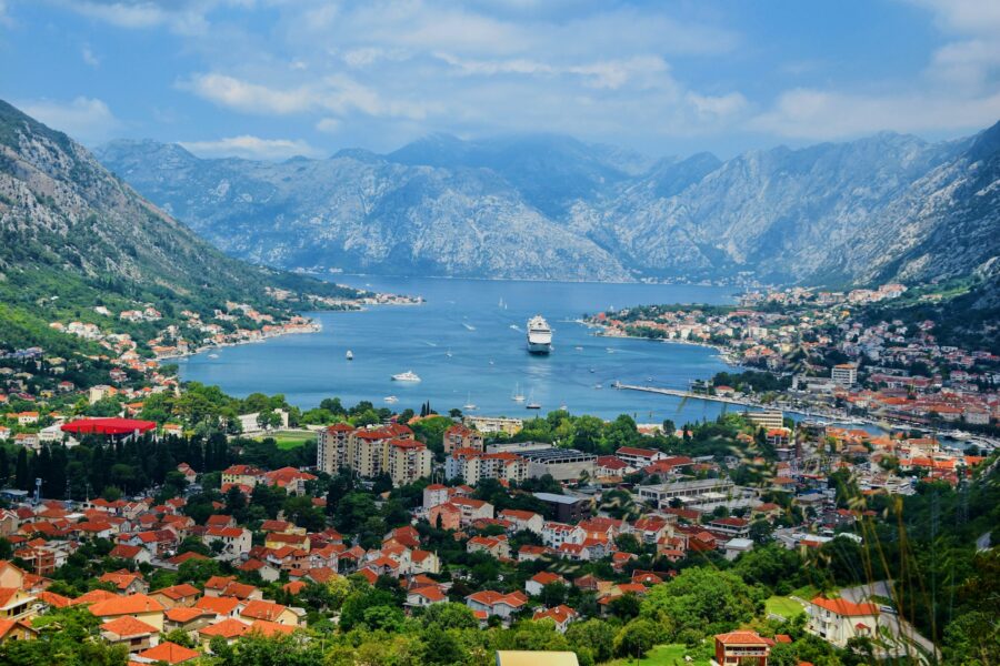 Vue plongeante sur la baie de Kotor, sa vieille ville fortifiée et les montagnes du Monténégro