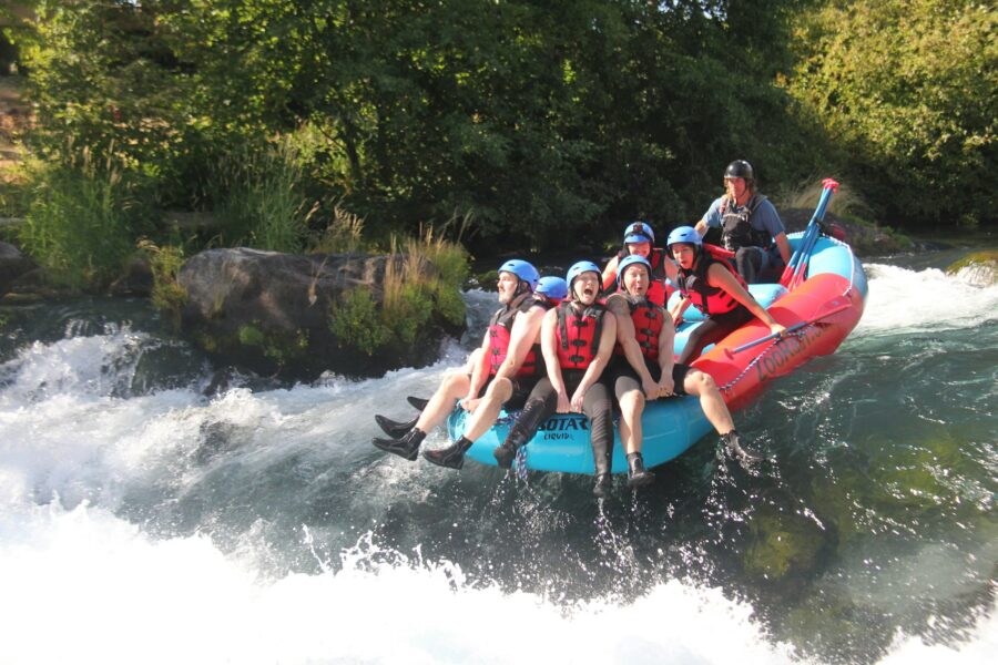 Équipage en rafting sur une rivière en eaux vives, illustration du Nil blanc à Jinja