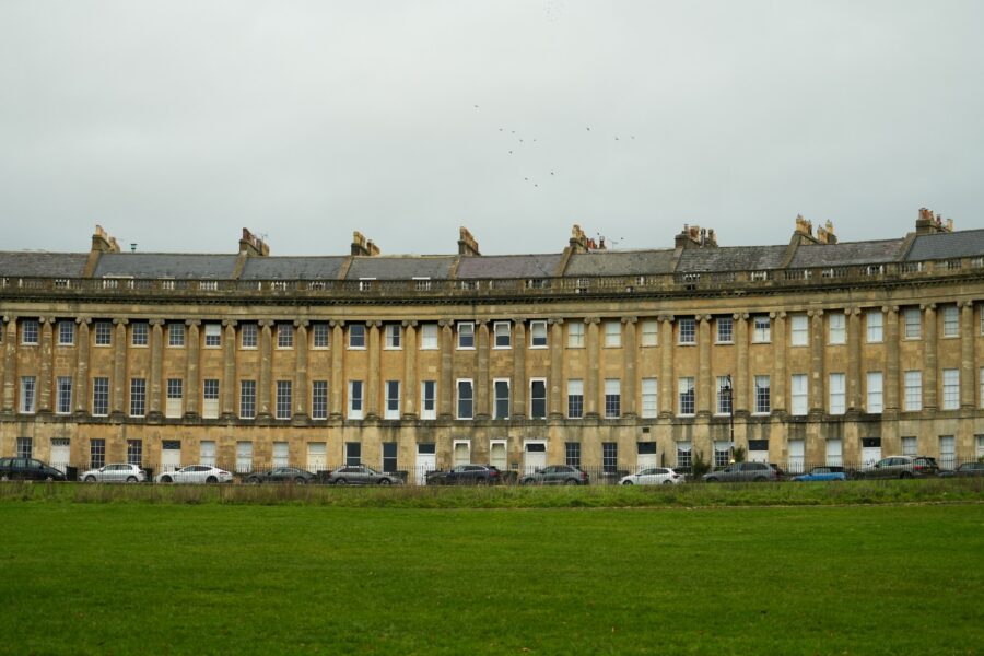 La demi-lune géorgienne du Royal Crescent à Bath, en pierre dorée, devant sa pelouse