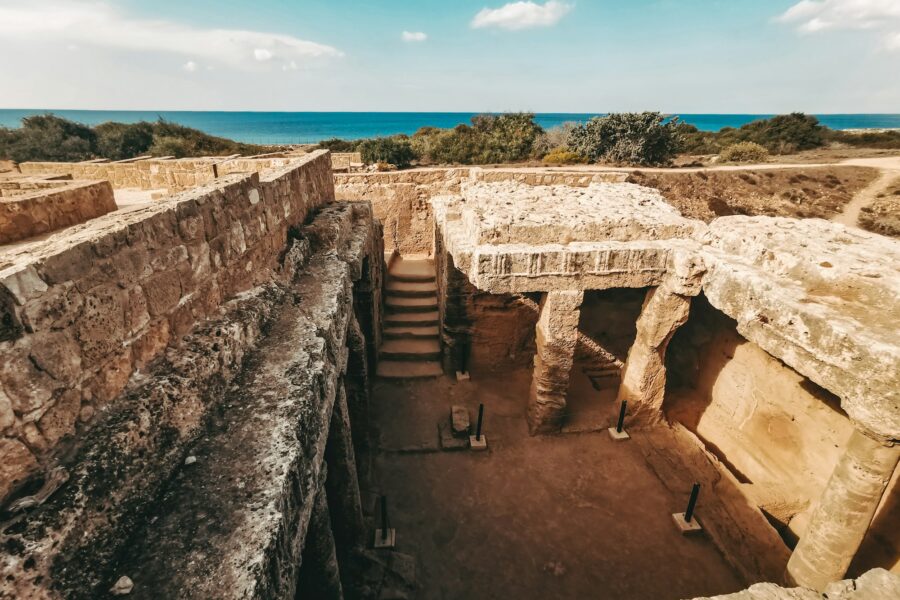Vue aérienne des ruines de la cité antique de Kourion, à Chypre, au-dessus de la mer