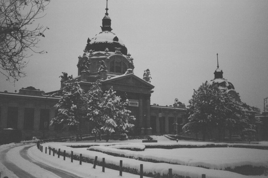 Bâtiment aux coupoles ornées sous la neige à Budapest en hiver