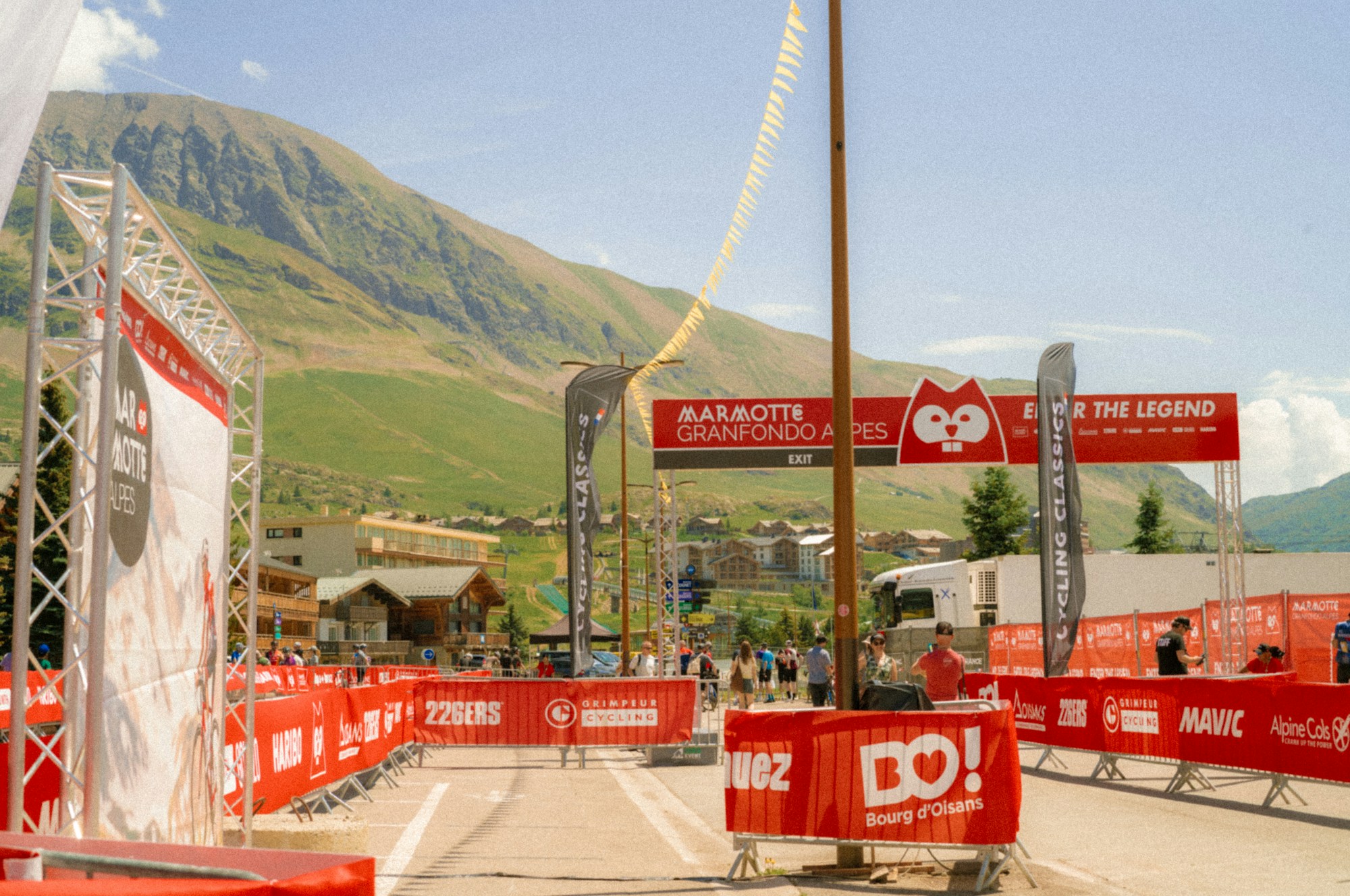 Línea de meta de una carrera de trail running en montaña, con las cumbres de fondo