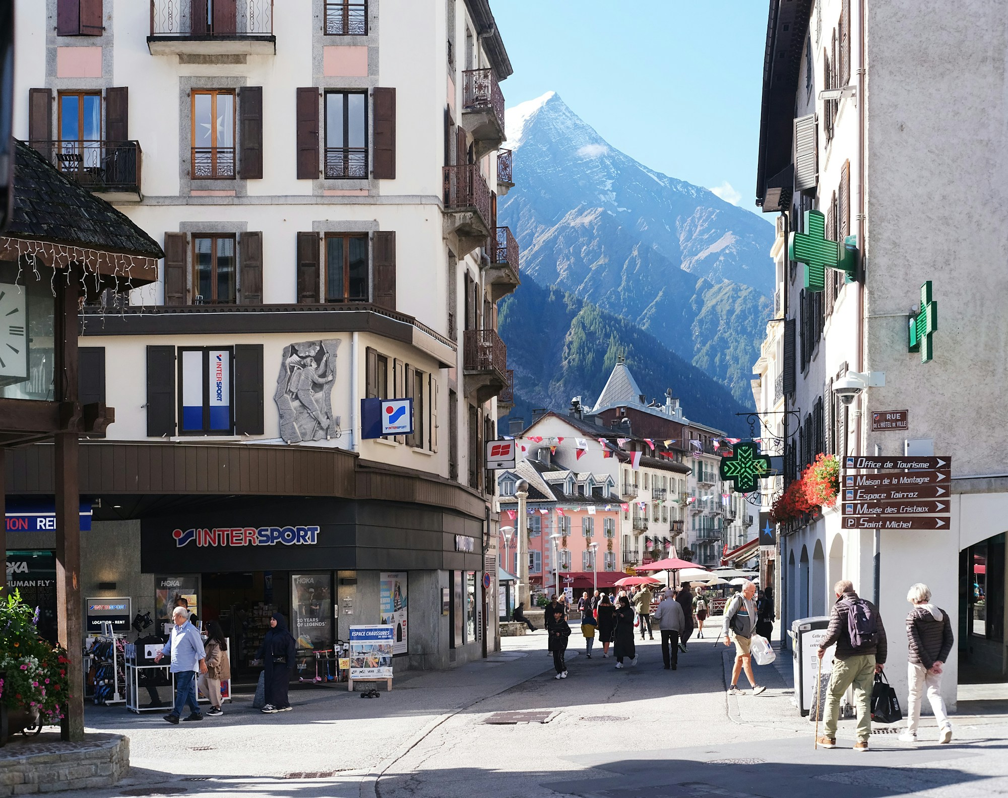 El pueblo de Chamonix-Mont-Blanc a los pies de los Alpes en verano