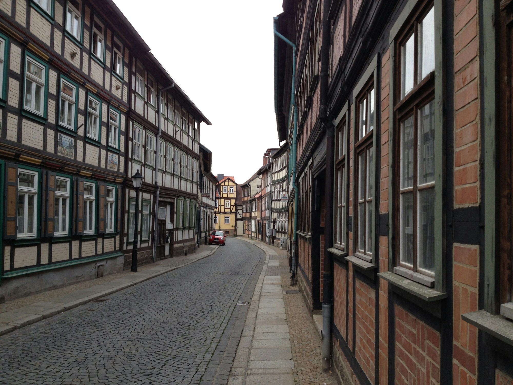 Via acciottolata fiancheggiata da case a graticcio a Wernigerode, nell'Harz