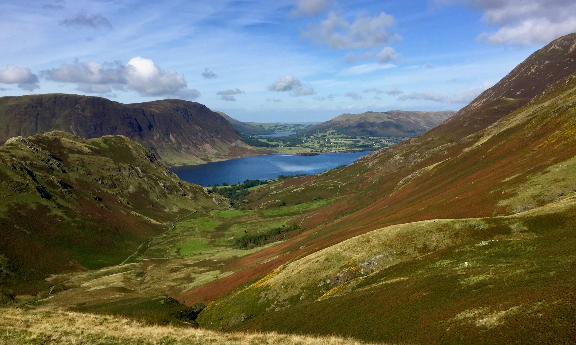 Crummock Water und die Hügel des Lake District im Herbst