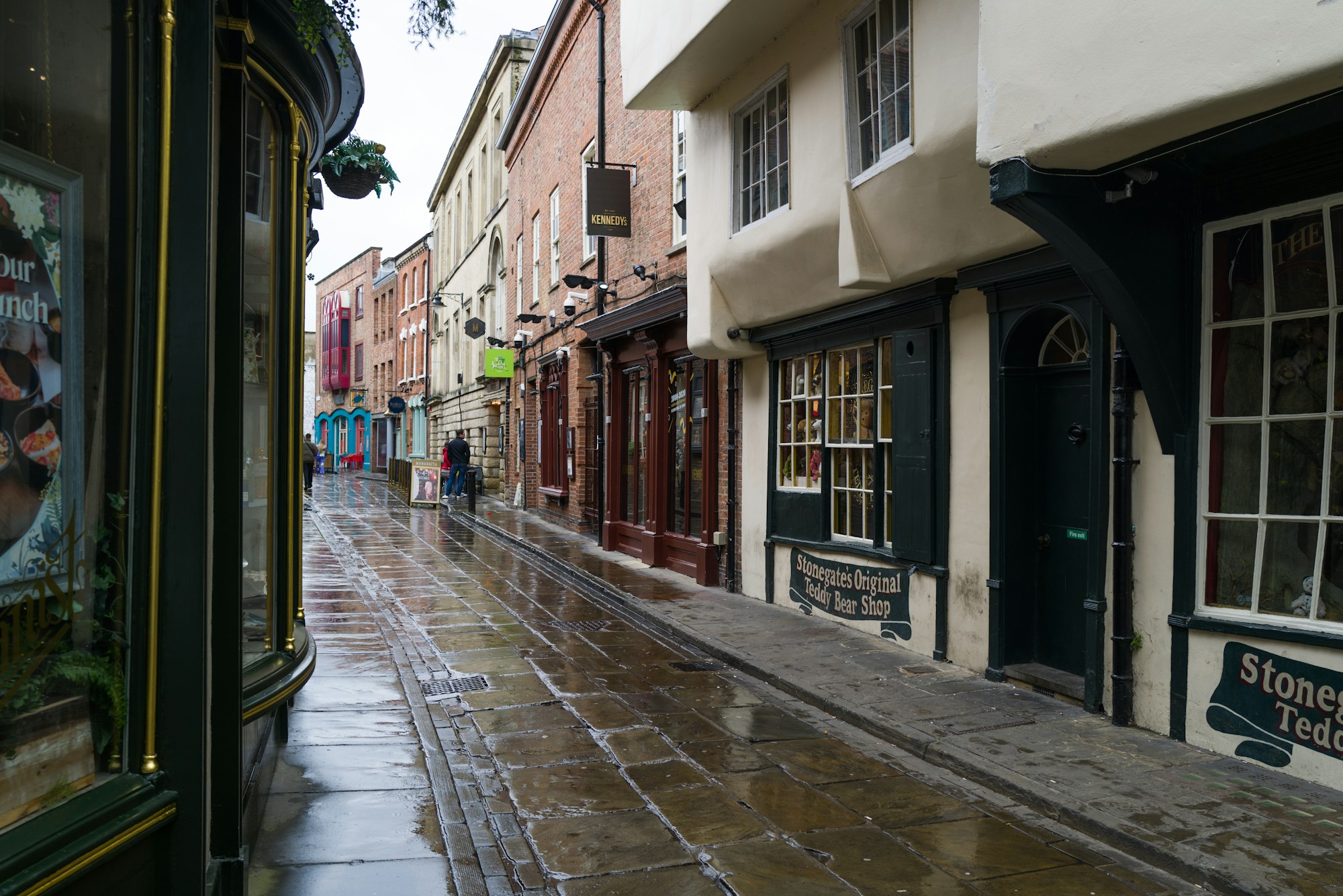 Historische Straße in York mit mittelalterlichen Häusern