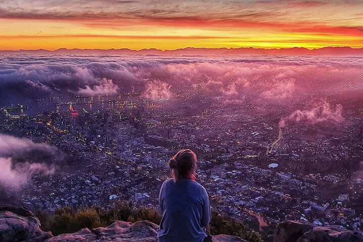 Blick auf den Atlantik und den Tafelberg vom Gipfel des Lion's Head bei Sonnenaufgang