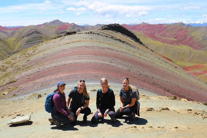 Las franjas de colores de Palccoyo bajo un cielo despejado