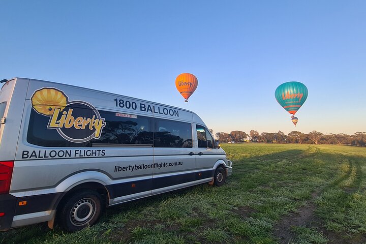 Volo in mongolfiera all'alba sopra la Avon Valley