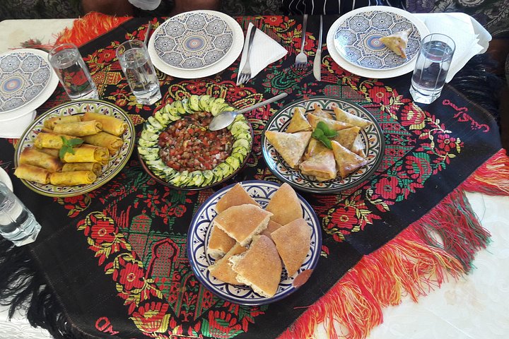 Cours de cuisine marocaine avec la cheffe Khmisa à Marrakech