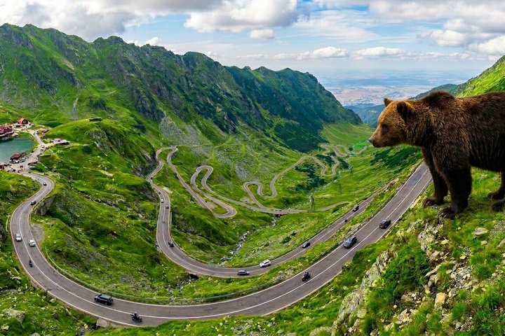 Strada di montagna del Transfăgărășan in Romania, con vista sulla fortezza di Poenari
