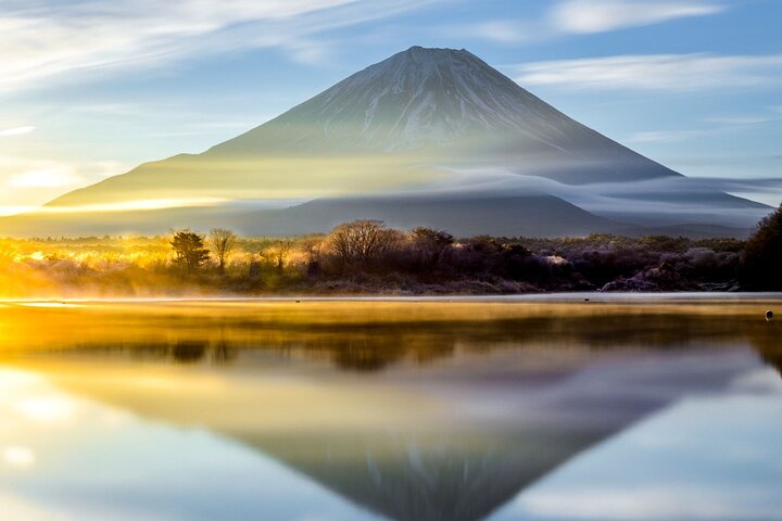 Fuji vom blühenden Ufer des Kawaguchiko-Sees aus gesehen