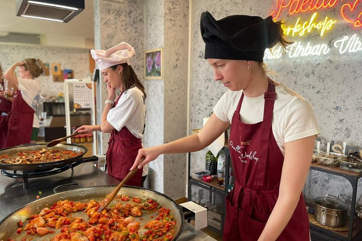 Gran sartén de paella preparada durante un taller de cocina en Madrid