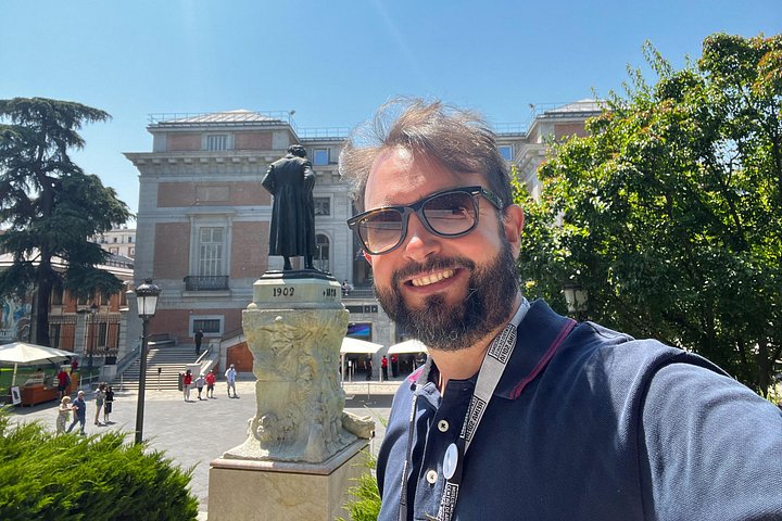 Grupo ante un gran lienzo en una galería del Museo del Prado