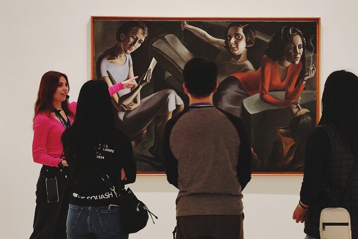 Entrada del Museo Reina Sofía de Madrid y su fachada acristalada