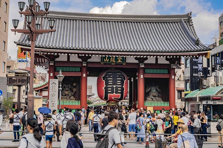 Senso-ji-Tempel und Einkaufsstraße Nakamise im Viertel Asakusa in Tokio