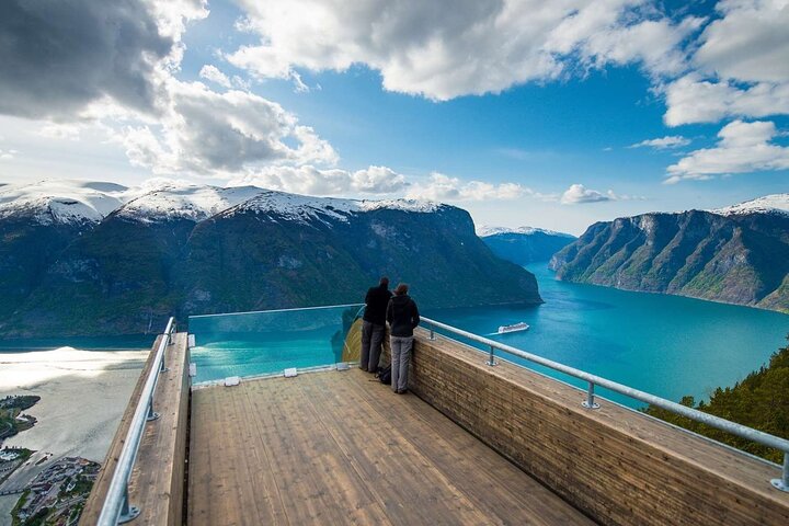 Schwebender Aussichtspunkt Stegastein mit Blick auf den Nærøyfjord bei Flåm