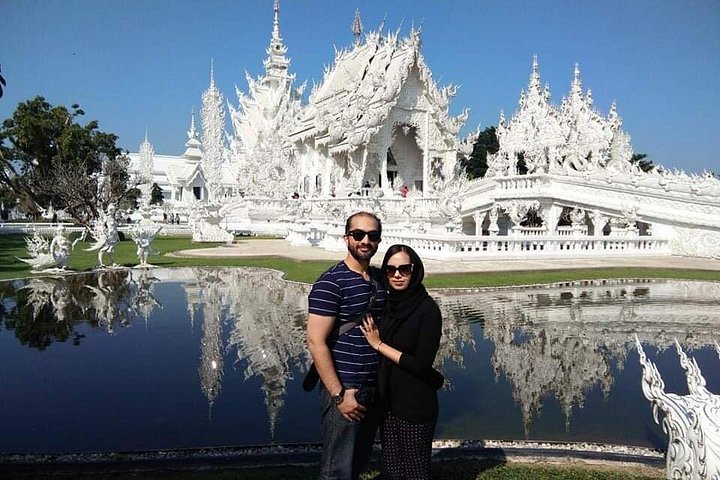 Couple devant le temple blanc de Wat Rong Khun à Chiang Rai