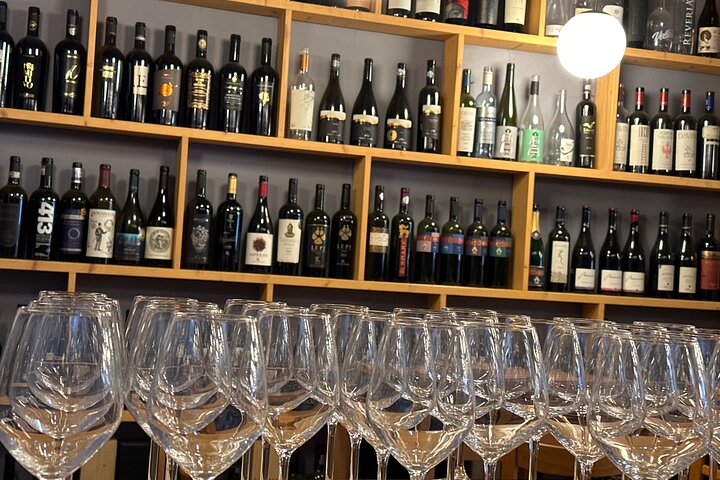 Degustazione di vini rumeni e tagliere di formaggi a Bucarest
