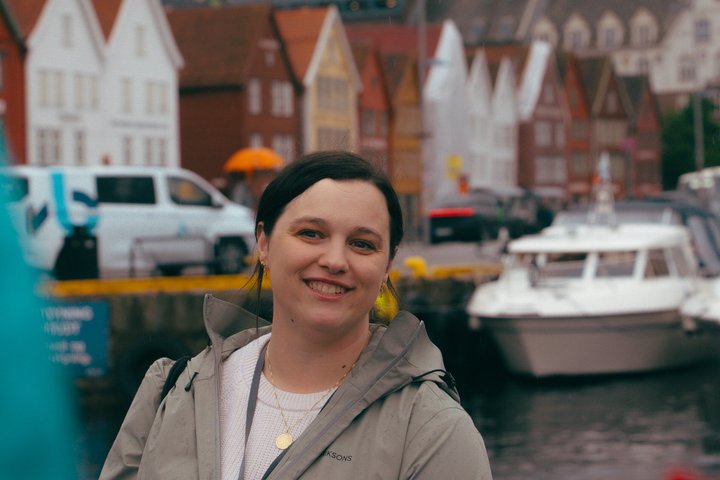 Guide führt eine kleine Gruppe durch das Hanseviertel Bryggen in Bergen