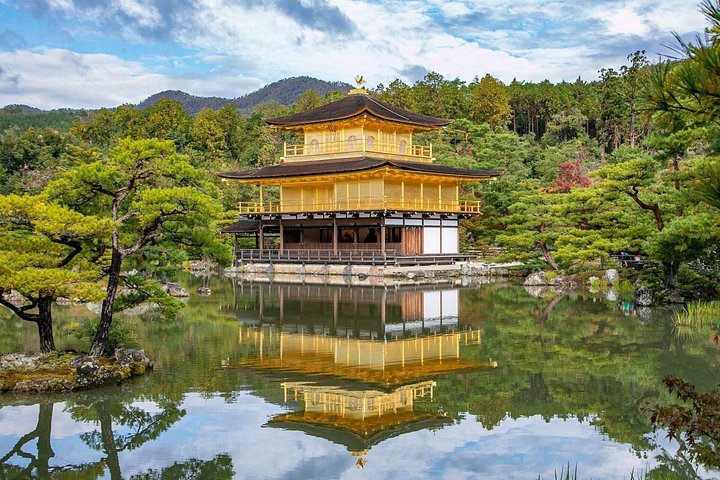 Guía privado y visitantes delante de un templo de Kioto