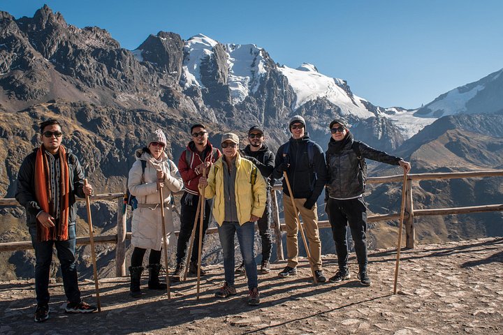 Guía privado y senderistas frente a las franjas de colores del Vinicunca