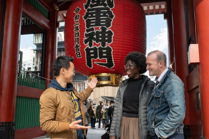 Lokaler Guide und Reisender besprechen eine individuelle Route in den Straßen von Tokio