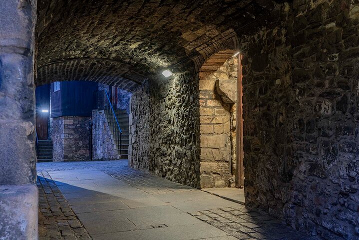 Ruelle sombre de la vieille ville d'Édimbourg à la tombée de la nuit