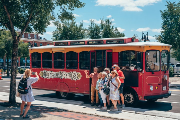 Trole turístico atravesando el país del bourbon cerca de Louisville