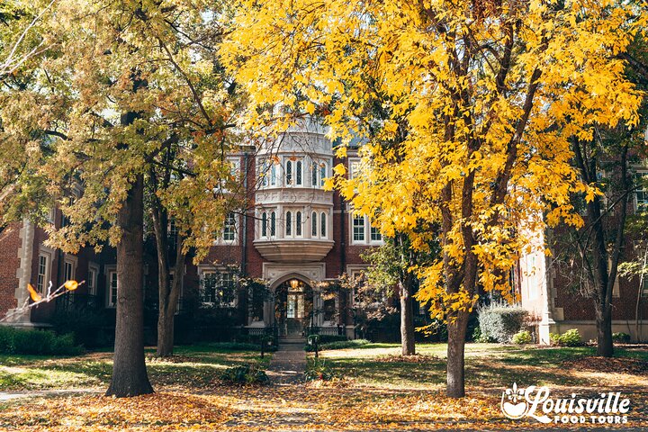 Casas victorianas del barrio Old Louisville en tonos pastel