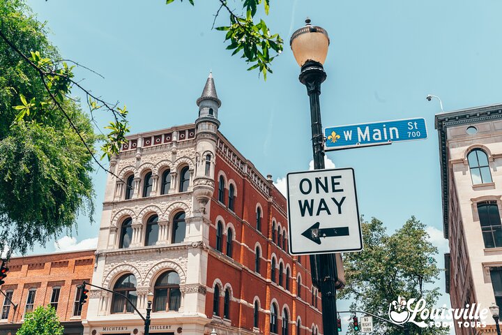Fachadas históricas de Whiskey Row en Main Street, Louisville